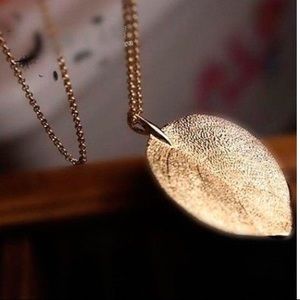 Shiny gold leaf necklace